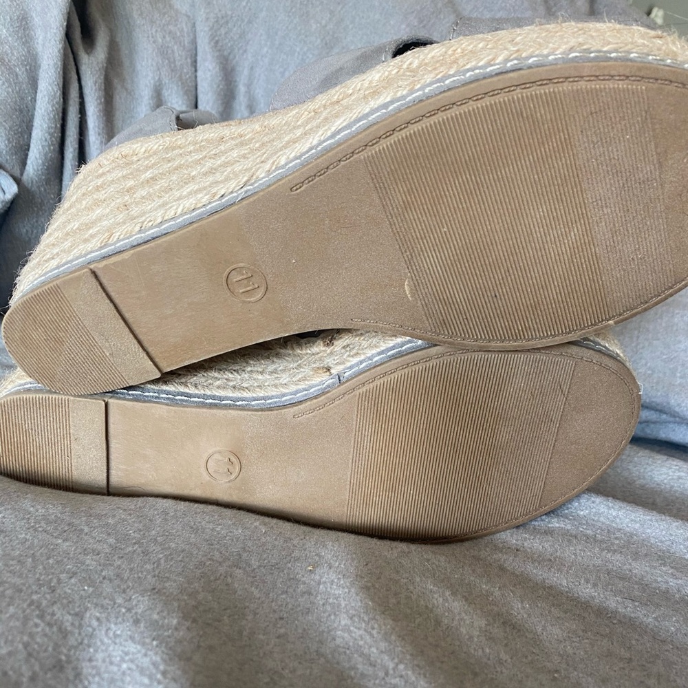 Universal Thread Gray Wedges - Picture 3 of 3